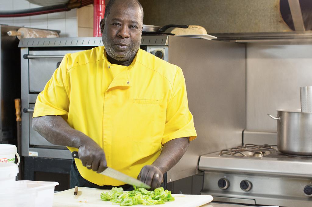 Le chef qui découpe des légumes