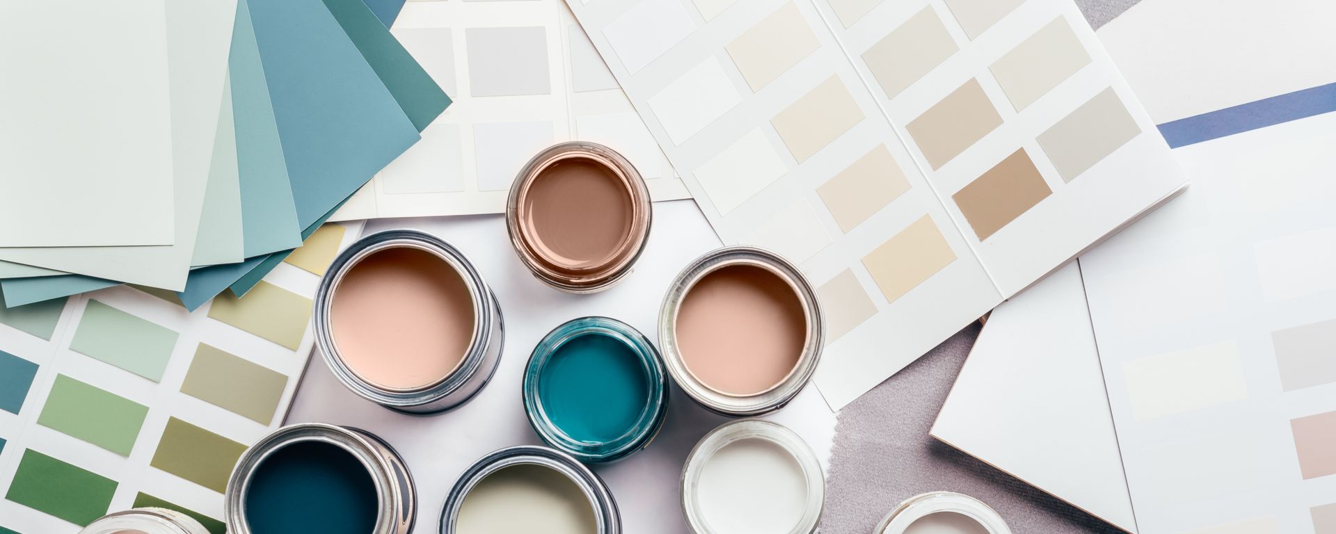 Des pots de peinture avec des nuanciers
