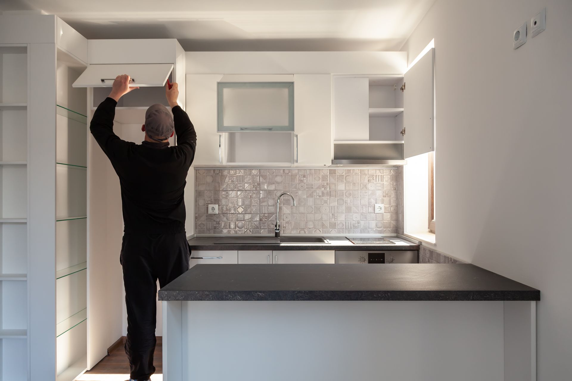 L'installation d'un meuble de cuisine par un professionnel