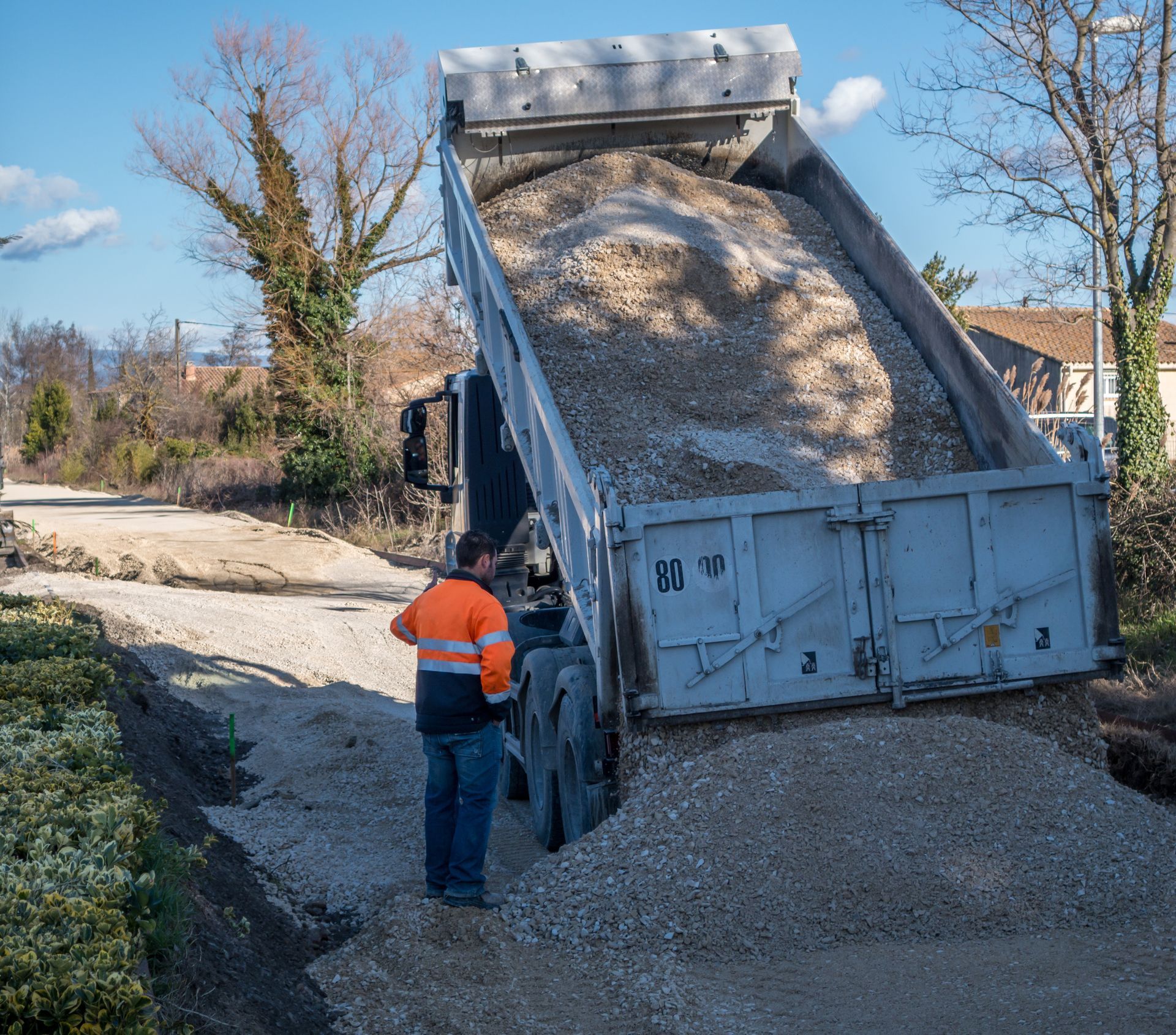 Un camion benne décharge du sable