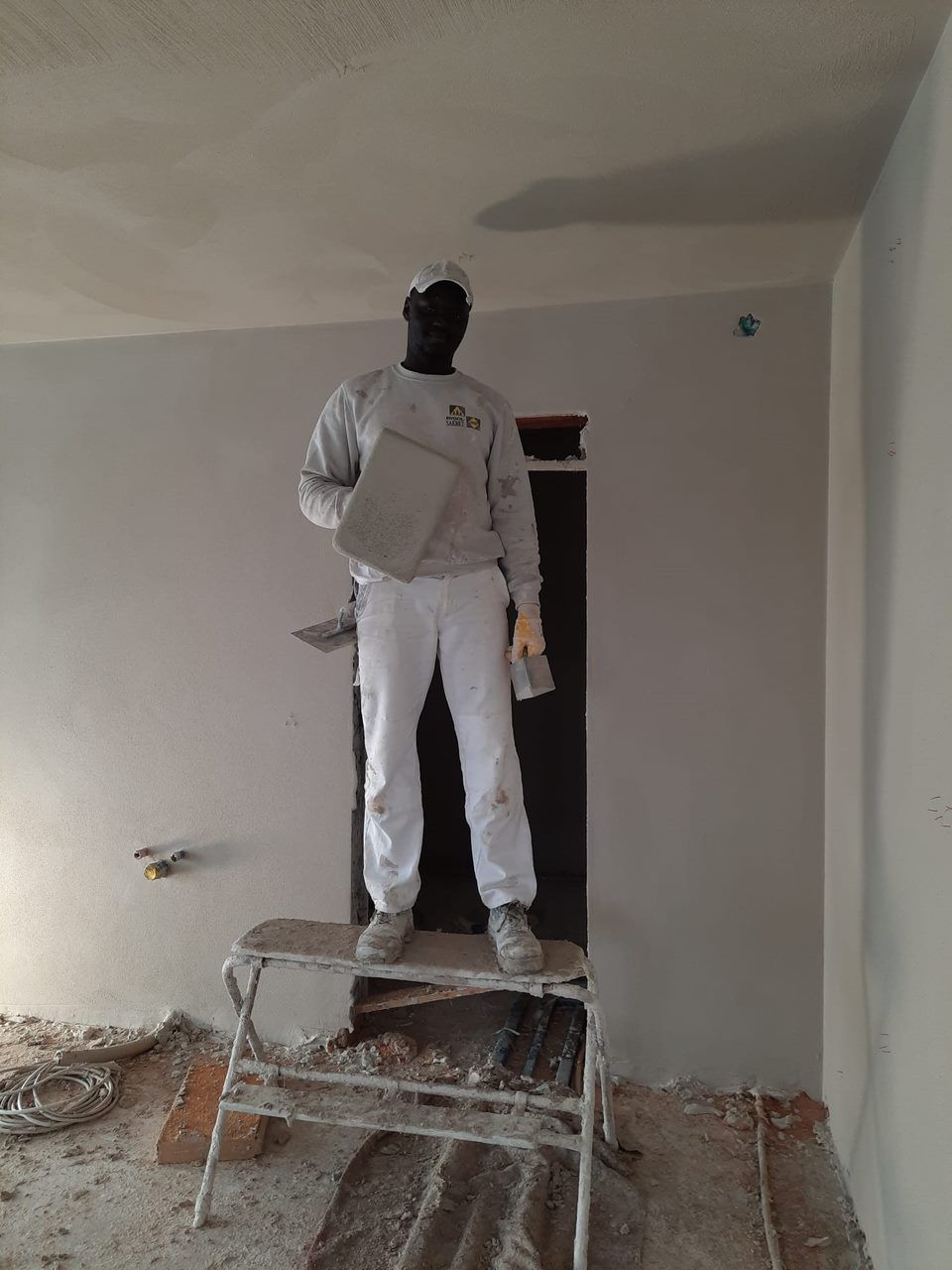 Malle Mboup, Geschäftsführer von Mboup Verputz UG auf einer Baustelle von Verputzarbeiten in München