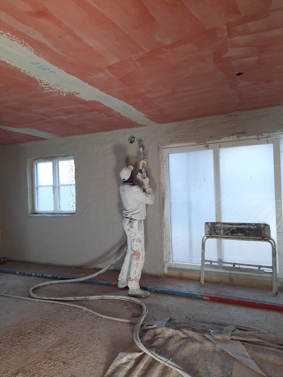 Verputzer Malle Mboup in München auf einer Baustelle von Mboup Verputz UG