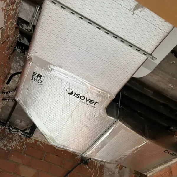 Conductos de calefacción, ventilación y aire acondicionado aislados, con revestimiento de papel de aluminio plateado.