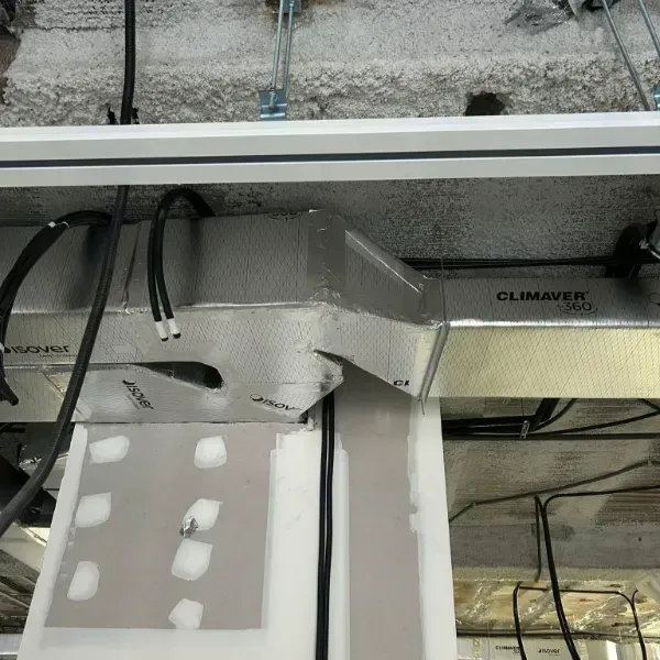 Instalación de conductos de climatización en un techo, con la marca 