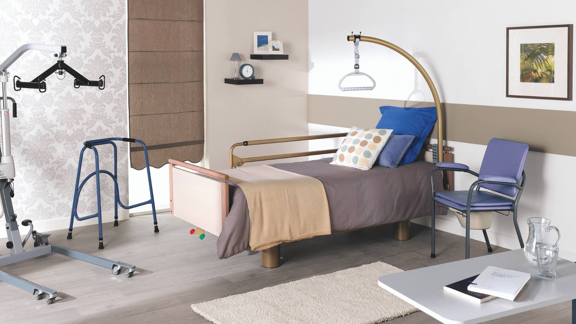 Chambre d'hôpital avec lit, déambulateur et chaise. Couleurs dominantes : beige, bleu et marron.