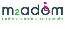 Logo pour M2Adom, équipement médical à domicile: lettres vert foncé et turquoise avec un symbole de fauteuil roulant magenta.