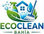 Logotipo de EcoClean Bah&iacute;a con una hoja verde, gotas de agua azules, una botella rociadora y una escoba sobre fondo blanco.