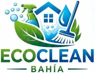 Logotipo de EcoClean Bahía con una hoja verde, gotas de agua azules, una botella rociadora y una escoba sobre fondo blanco.