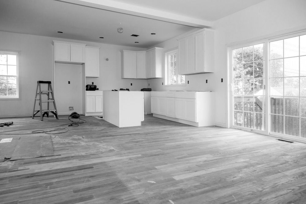 Una fotografía en blanco y negro de una cocina en construcción.
