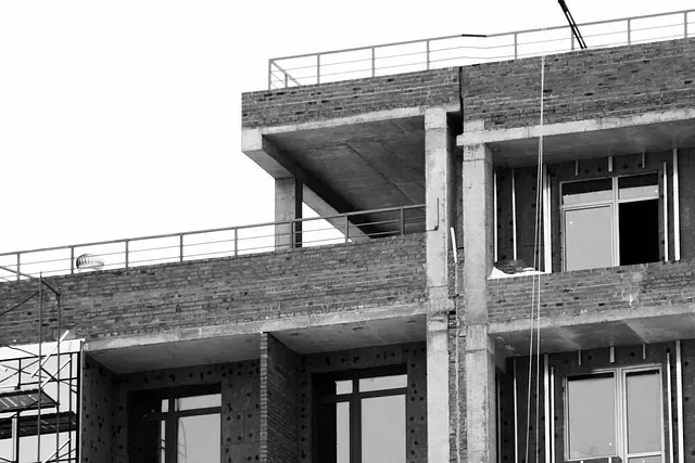 Es una fotografía en blanco y negro de una habitación vacía con una pared de hormigón.