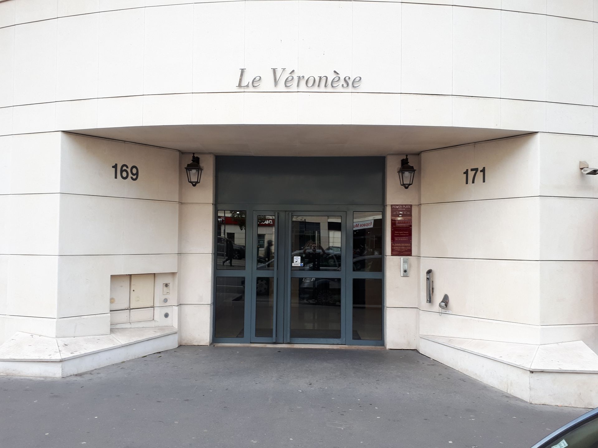 Devanture du cabinet de Châtillon