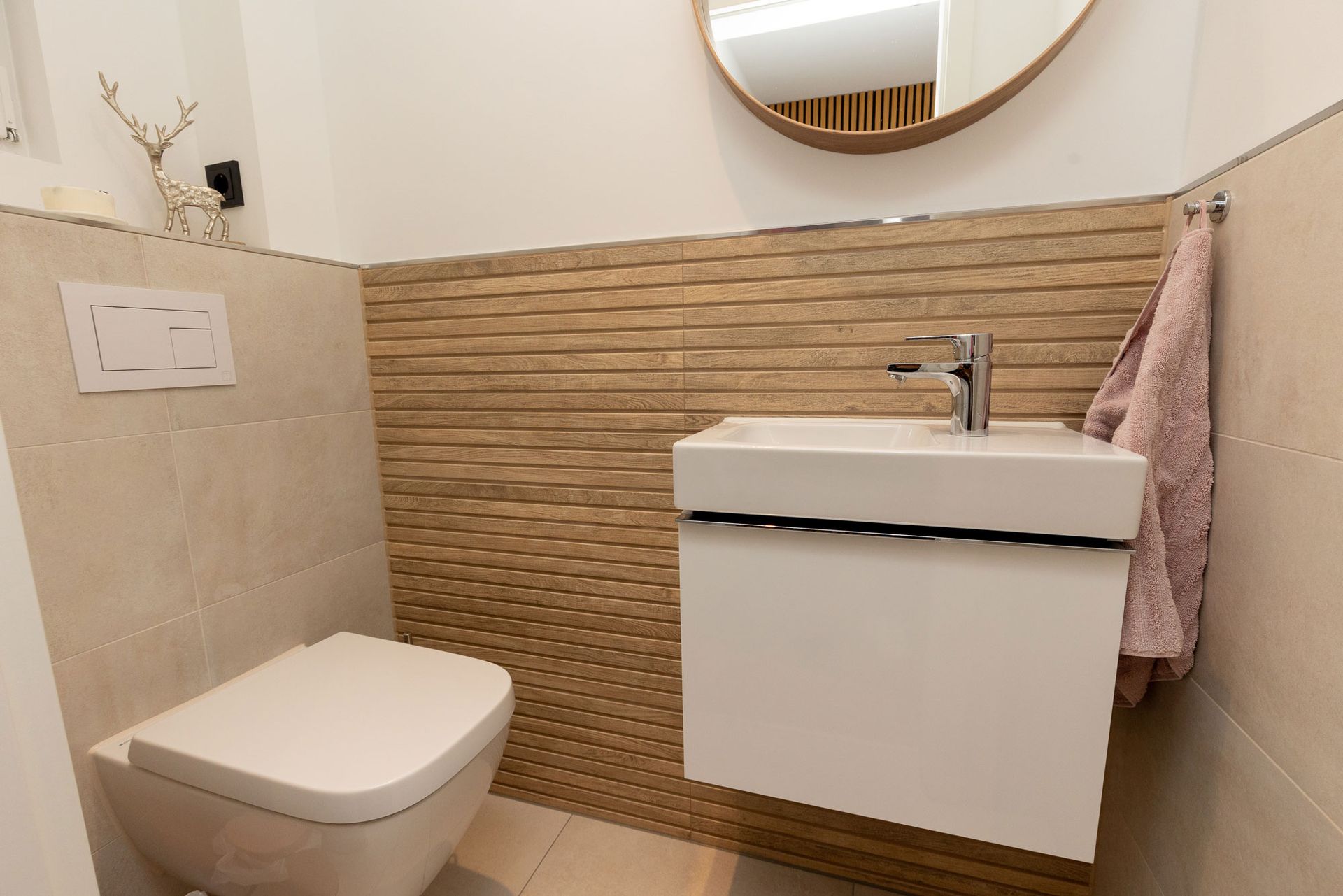 Ein Badezimmer mit zwei Waschbecken und zwei Spiegeln an der Wand