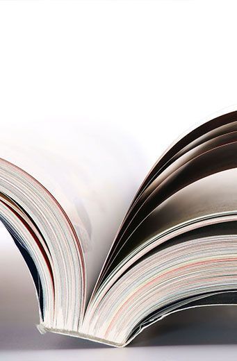 Eine Nahaufnahme eines offenen Buches auf einer weißen Oberfläche.
