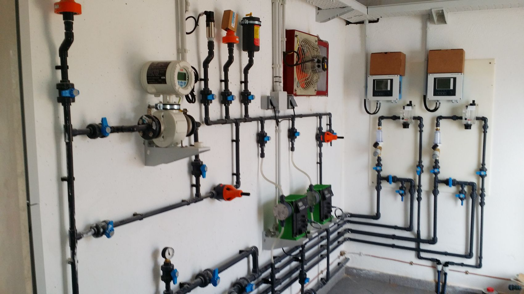 Una habitación llena de tuberías y equipos eléctricos.