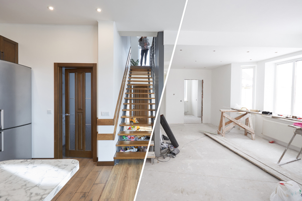 Vue en écran partagé montrant une cuisine avec un escalier en bois à gauche et une pièce vide en construction à droite.