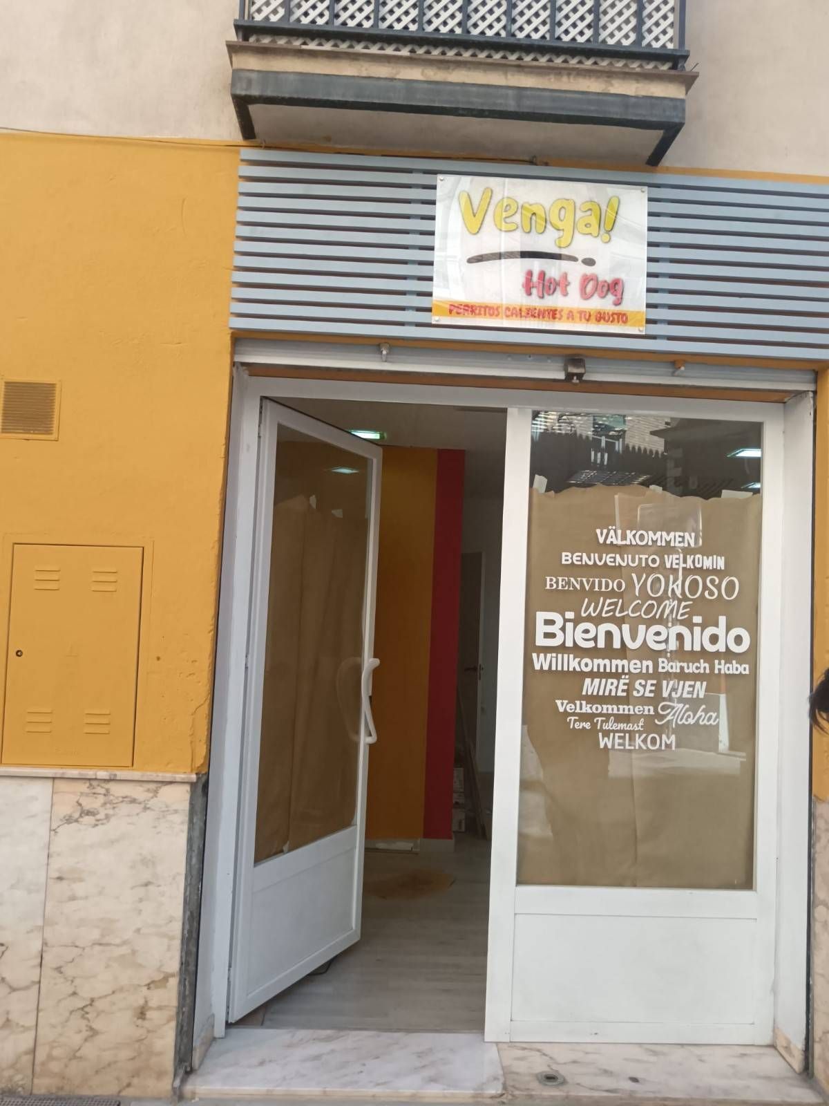 Exterior de la tienda de perritos calientes 