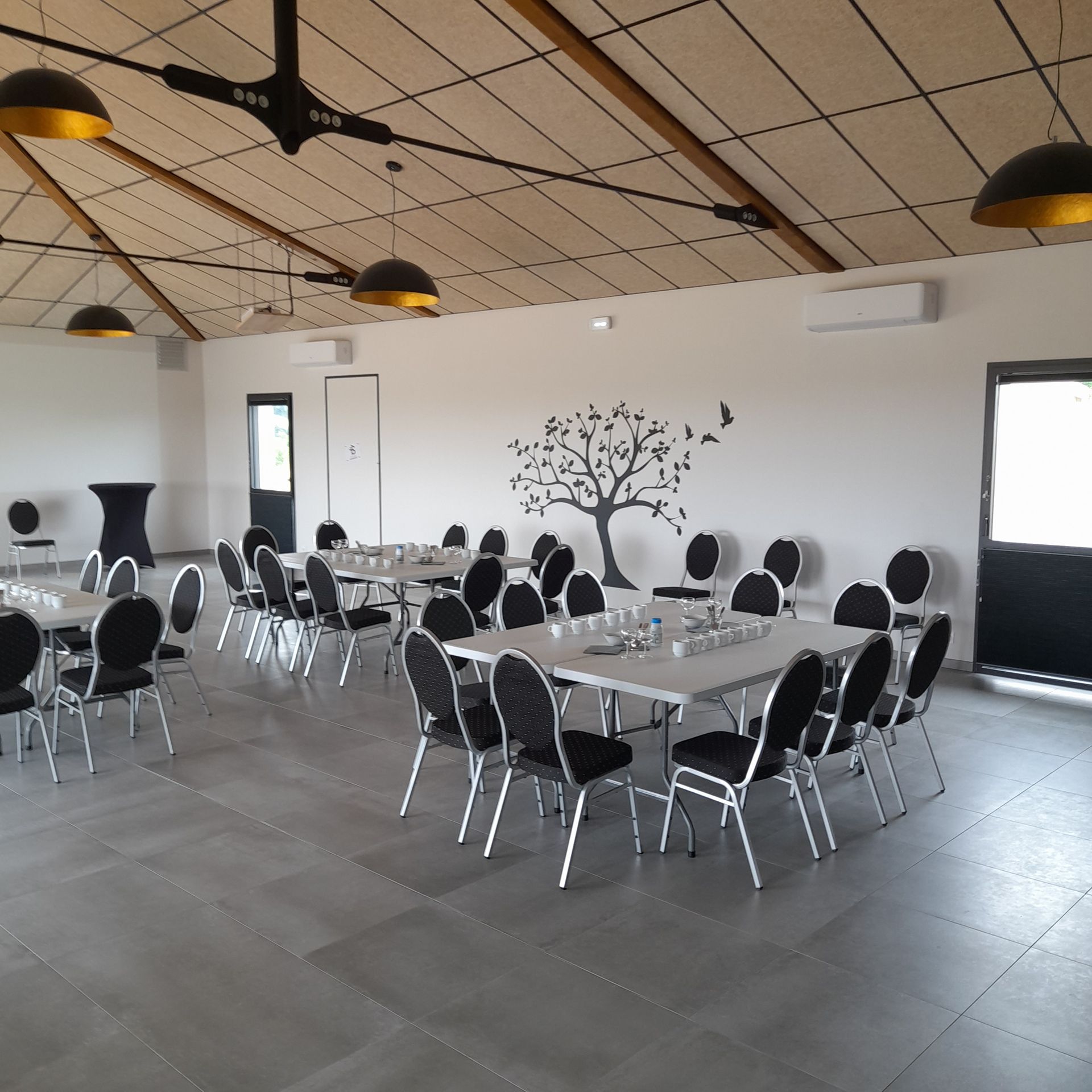 Salle avec tables et chaises pour réception