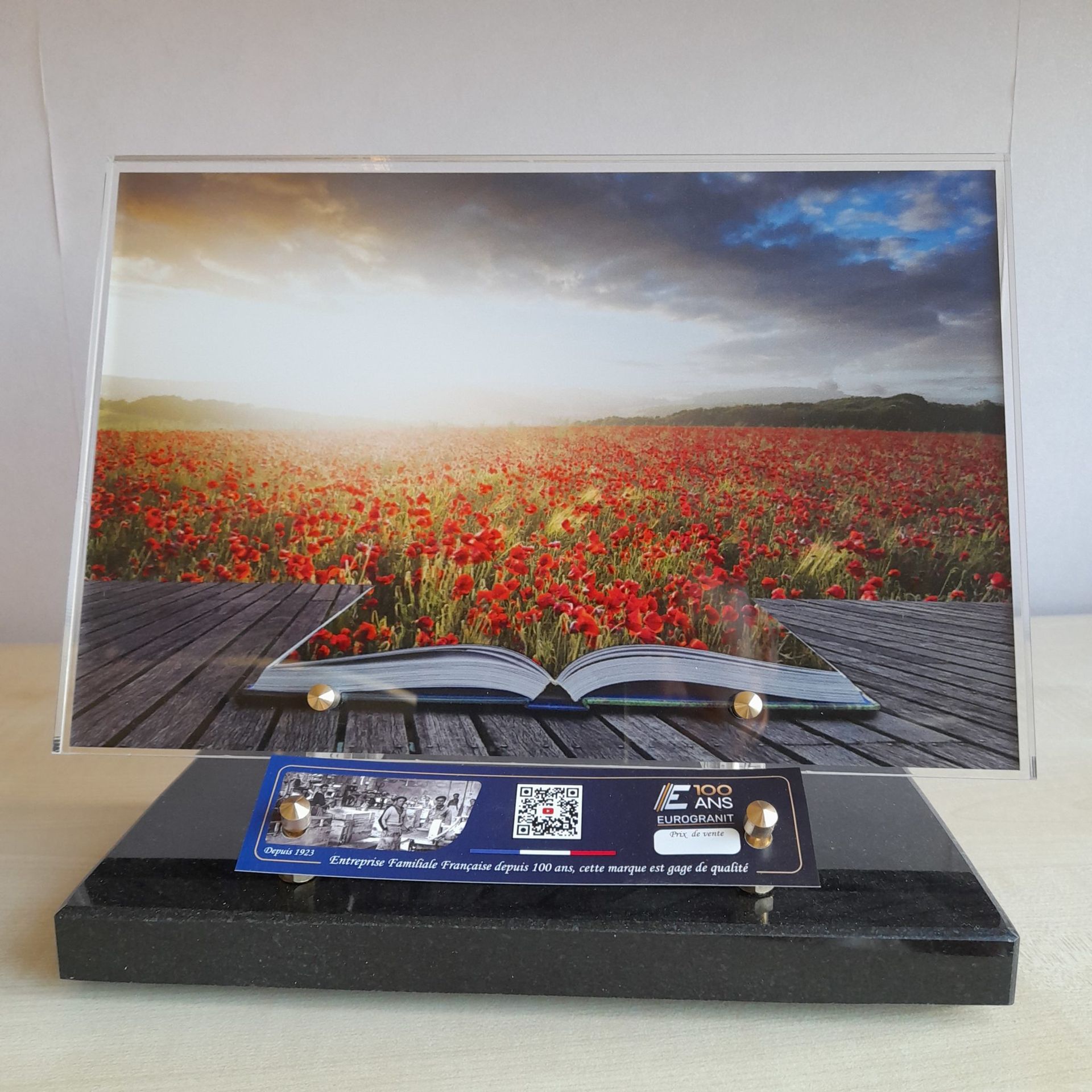 Plaque funéraire avec un champ de coquelicots 