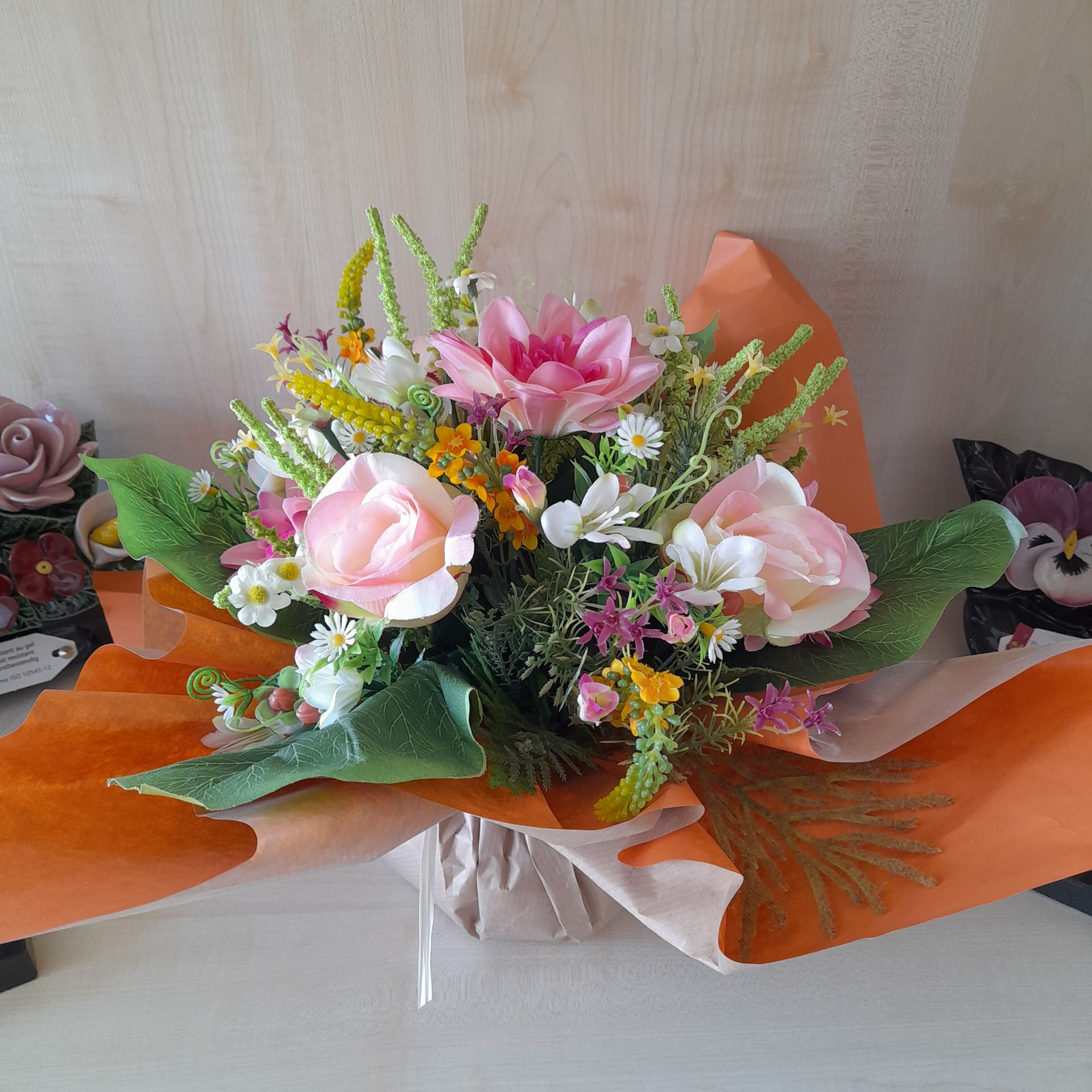 Composition de fleurs avec roses et orchidées