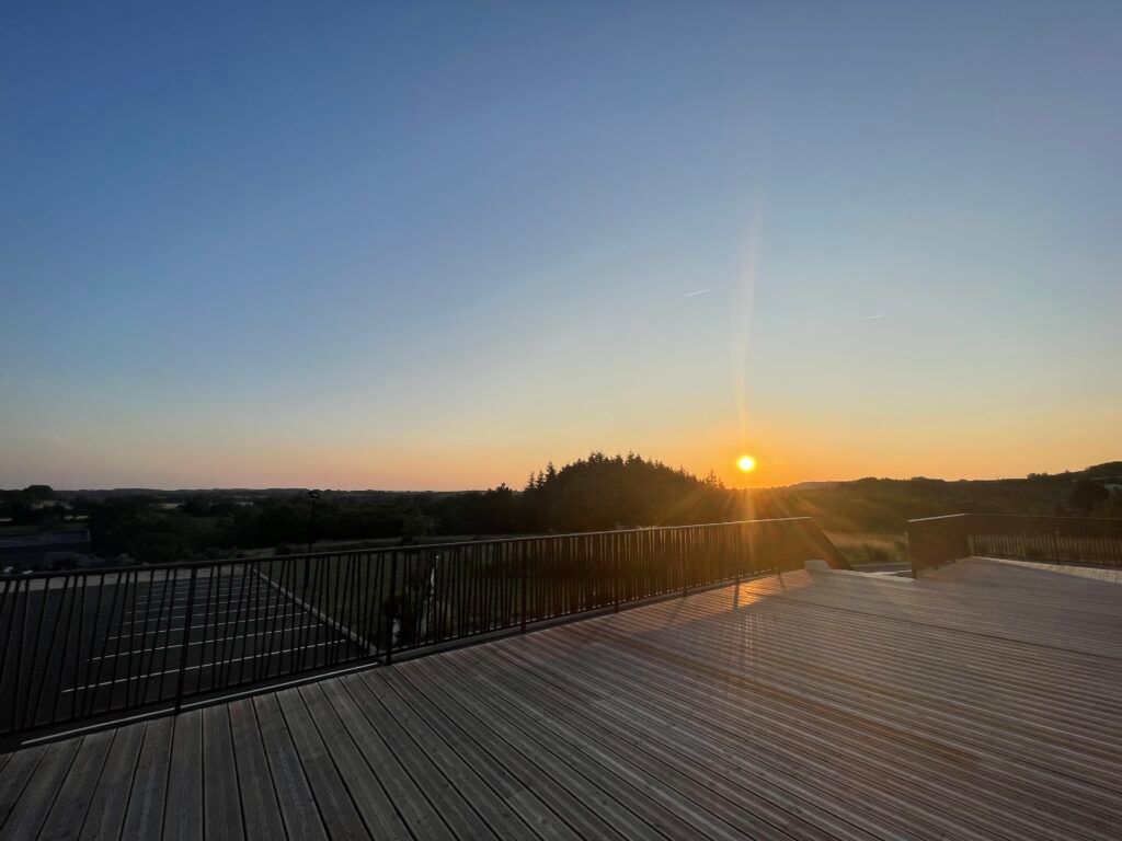 Terrasse avec vue sur les moulins du Terrier-Marteau et sur le bois de la Folie