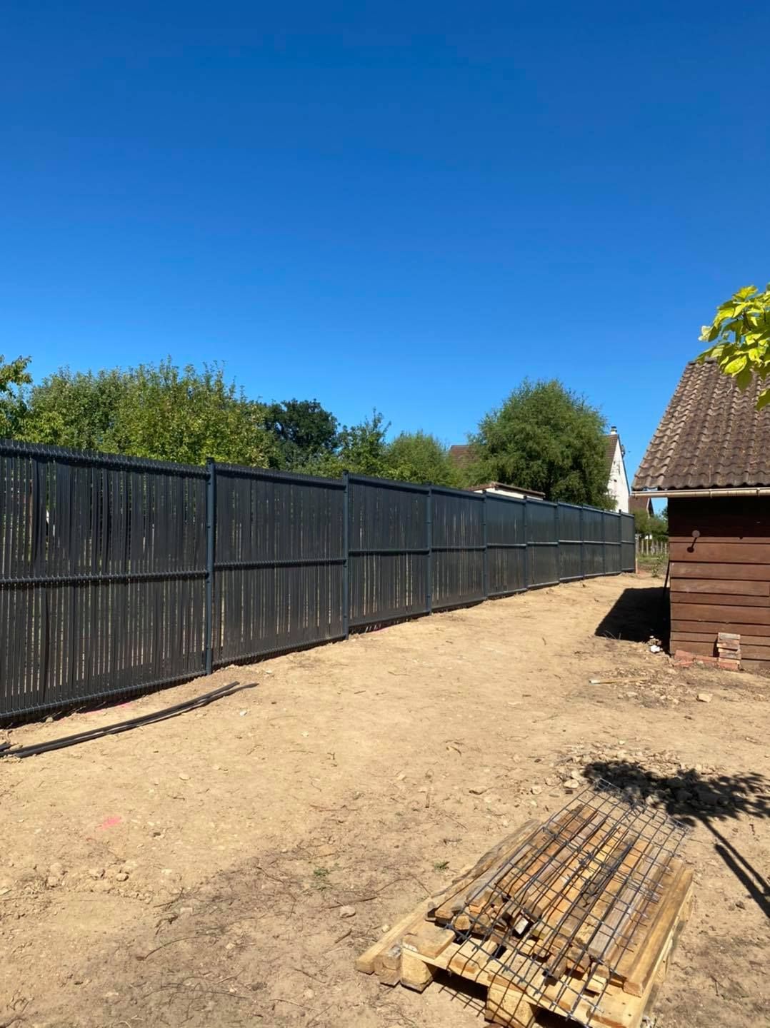 Clôture avec un brise-vue intégré