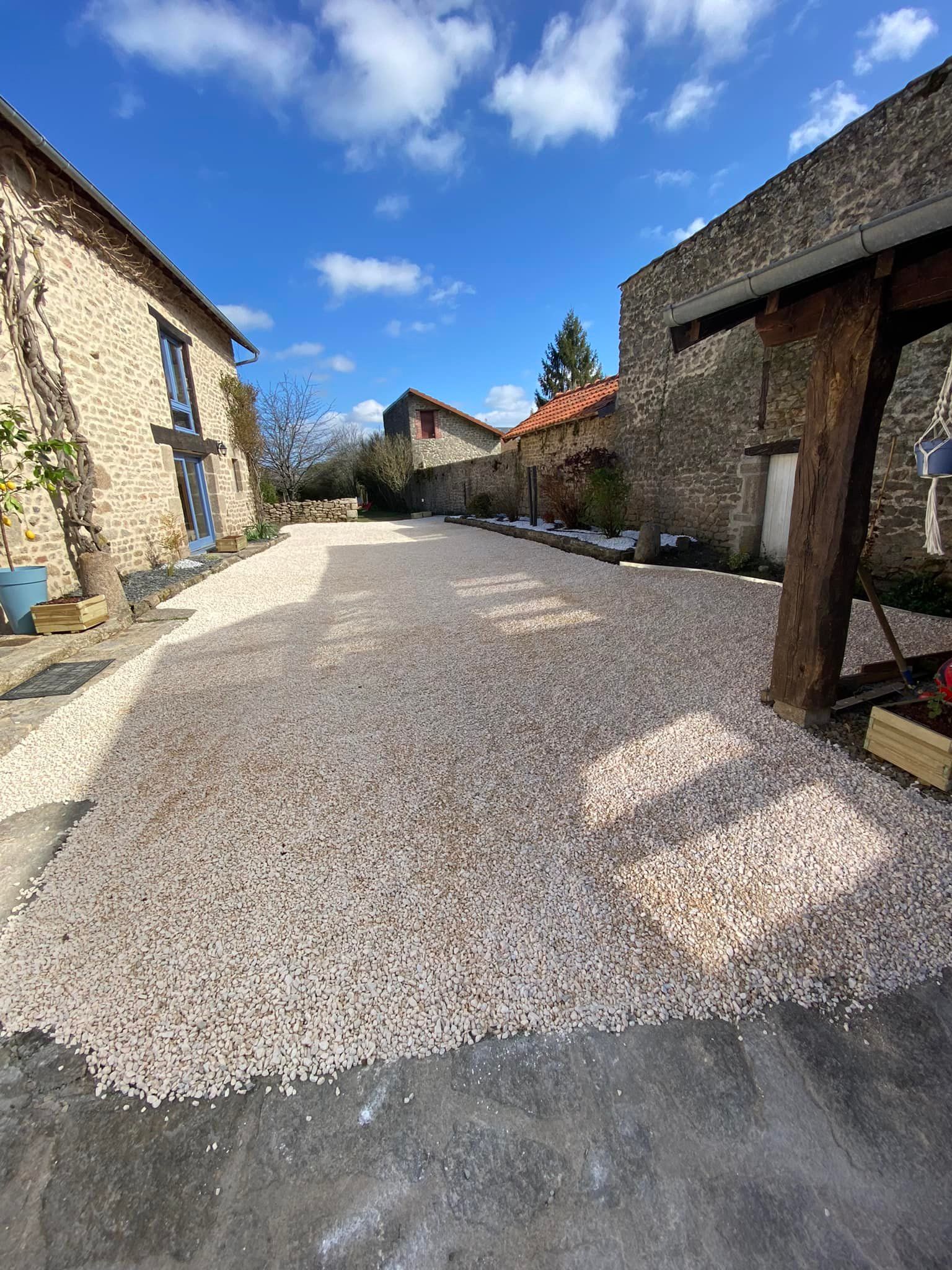 Cour avec des gravillons