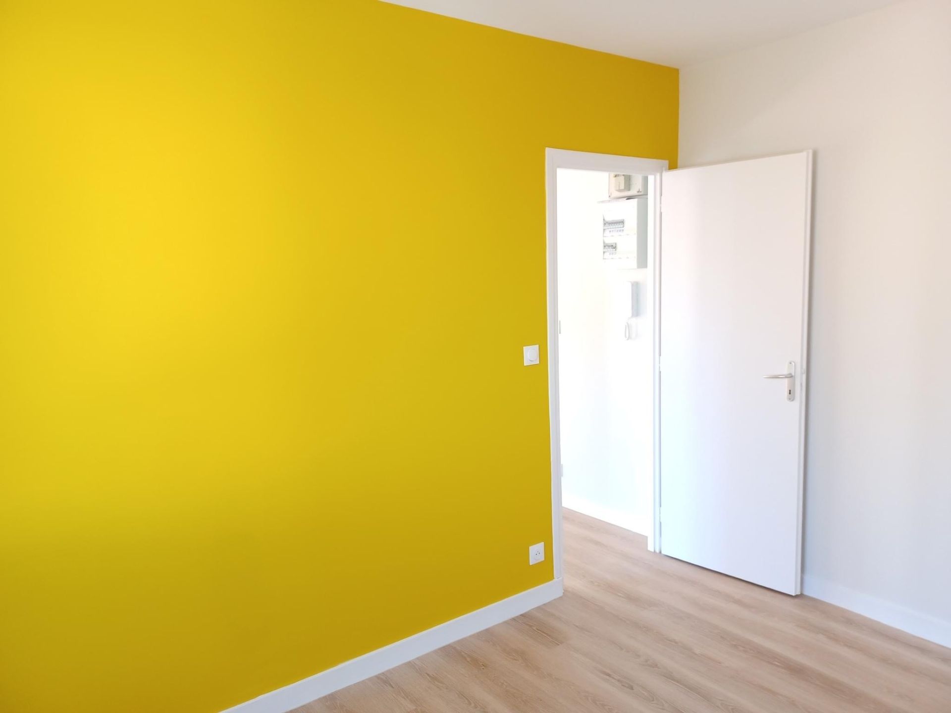 Mur jaune peint