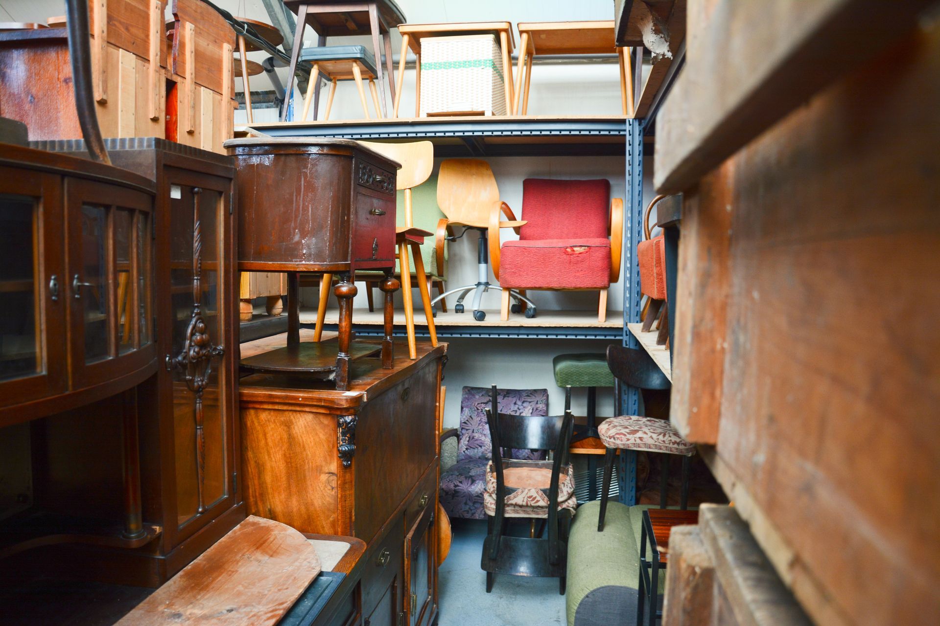 Chaises et bureau