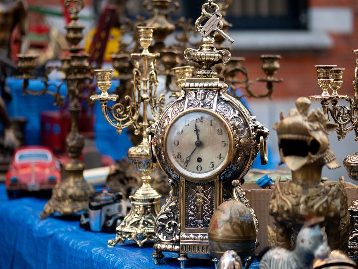 Horloge et chandelier
