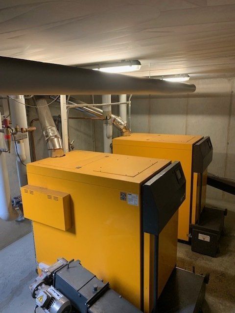 Nahaufnahme zwei Hände auf Heizung