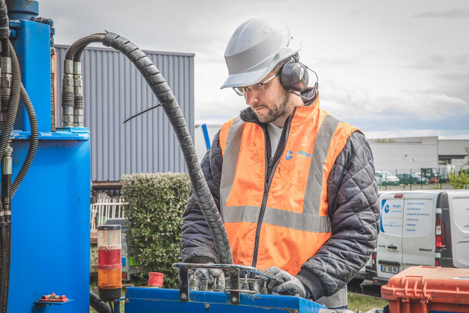 Un expert au commande d'une machine d'études de sols