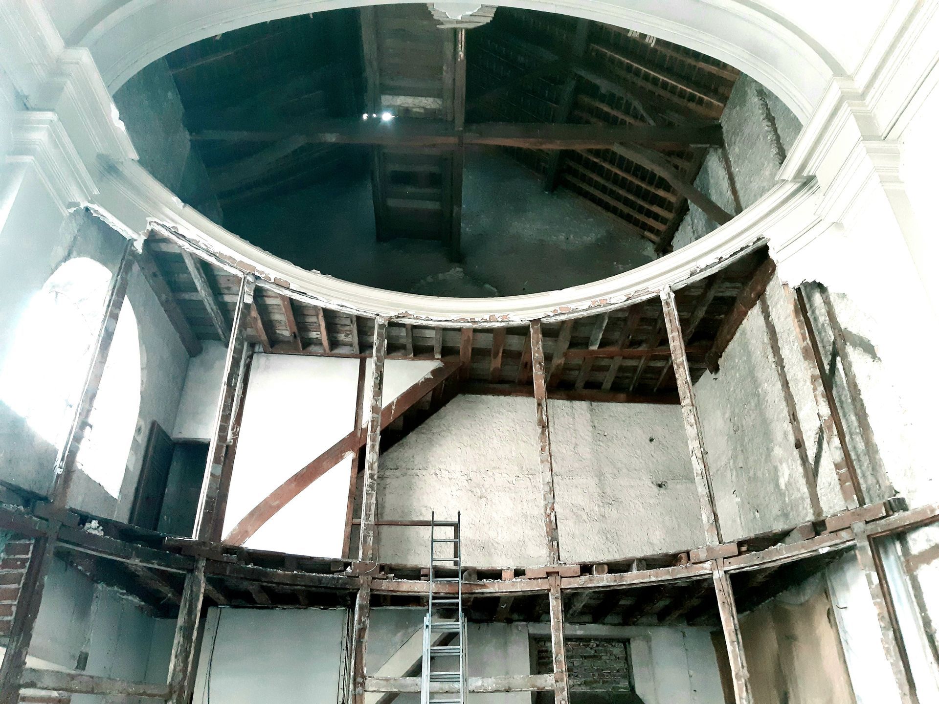 Intérieur de bâtiment circulaire en mauvais état