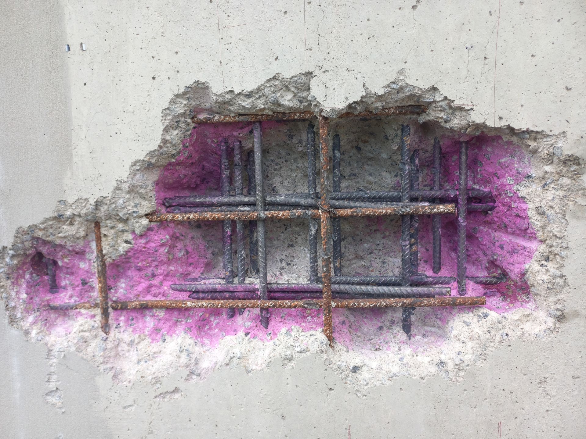 Coupe de béton et son acier intérieur marqué au phénol