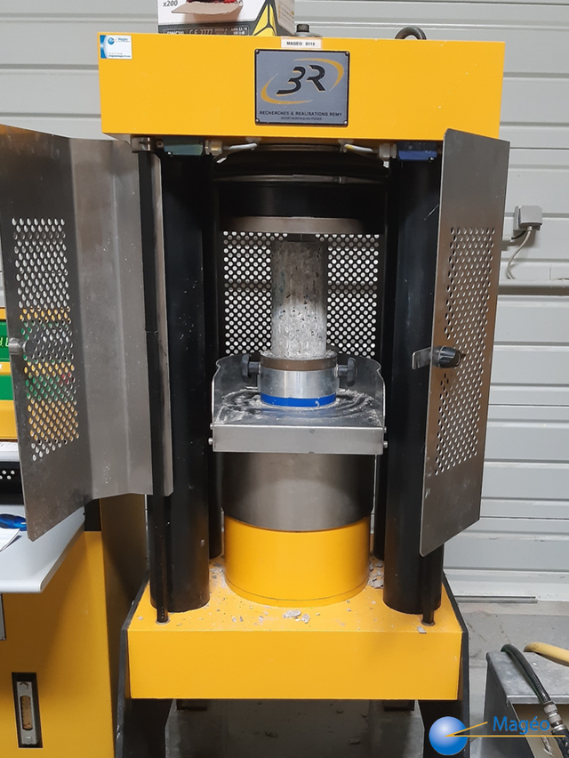 Machine de compression pour carottage de béton