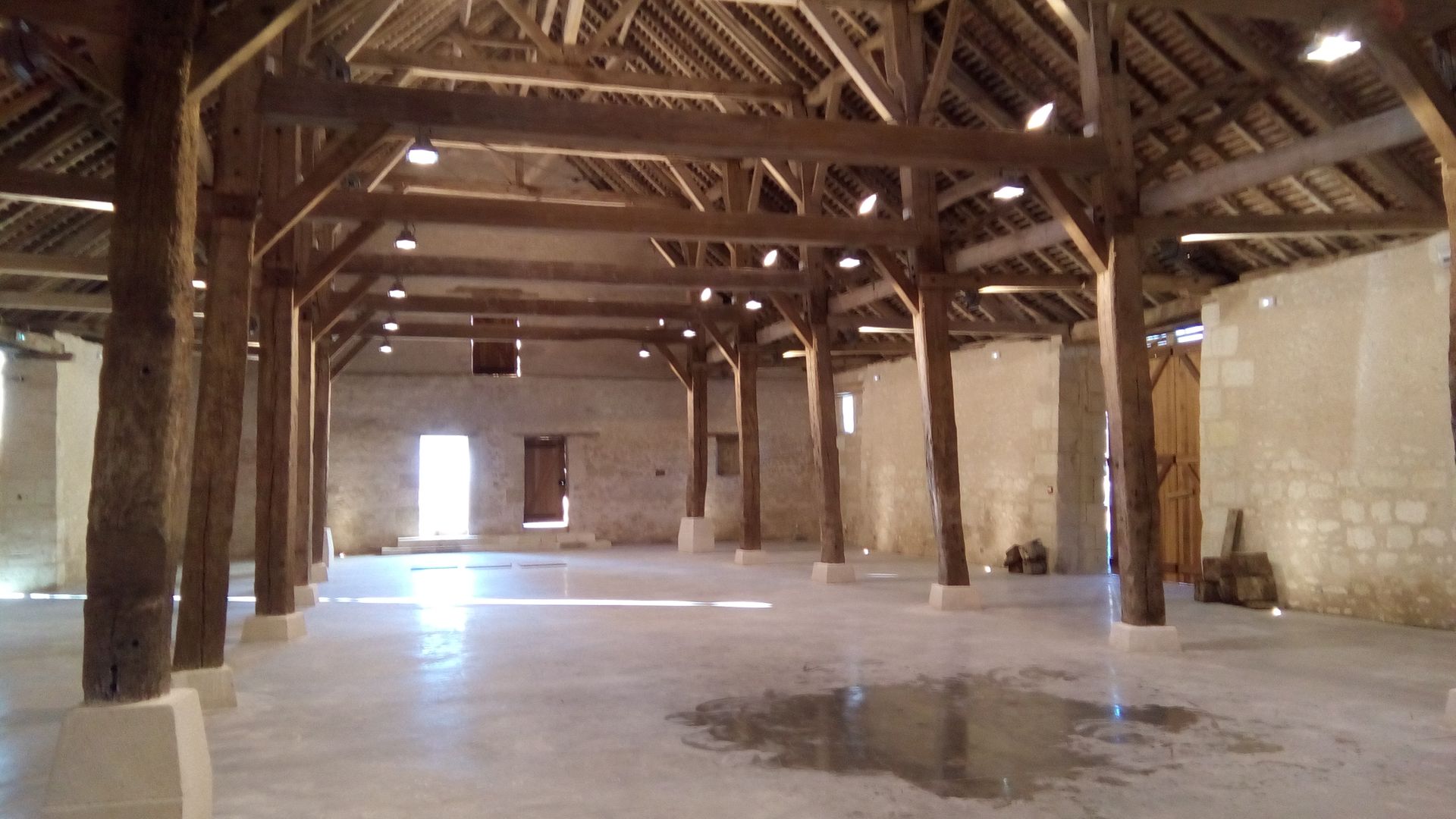 Une halle avec charpente en bois