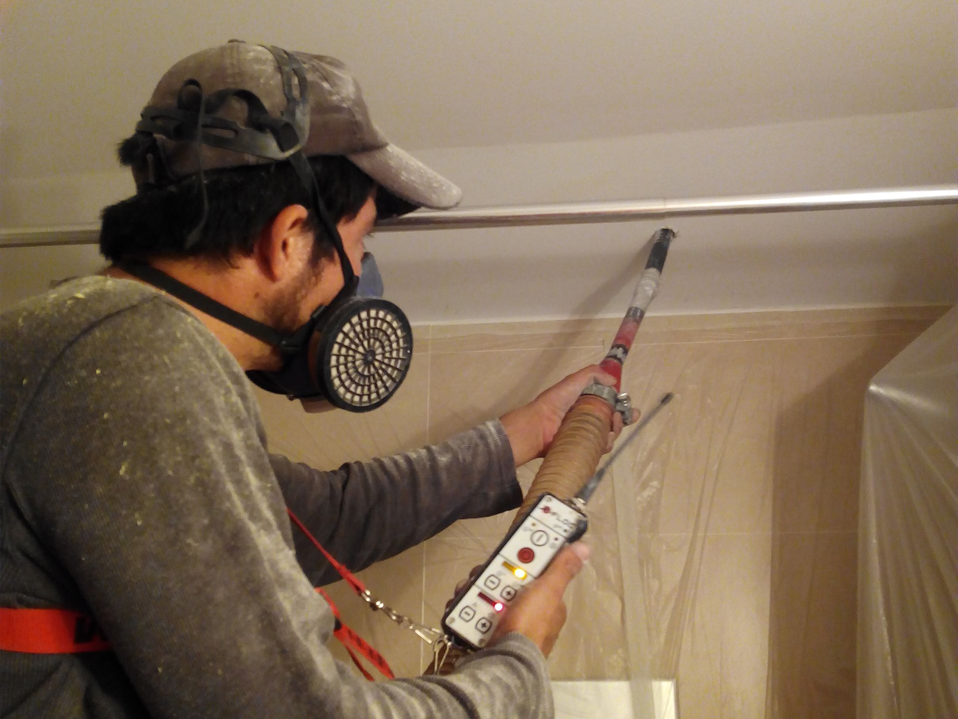 Un hombre que lleva una máscara de gas está trabajando en un techo.