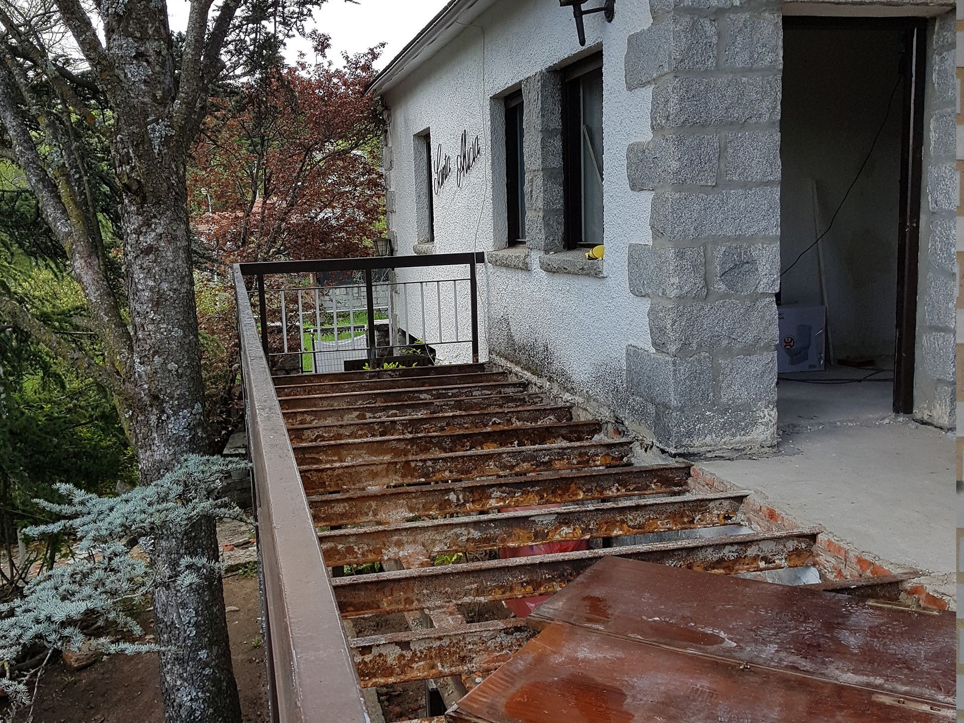 Un edificio de ladrillo con una plataforma de madera en el frente.