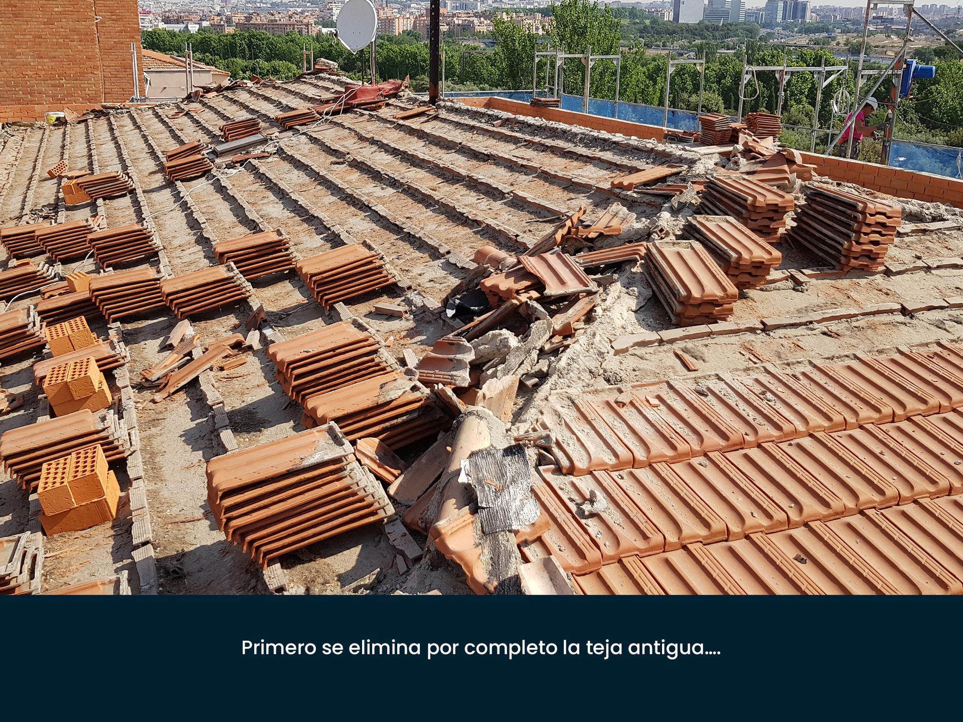 Un techo con muchos ladrillos encima
