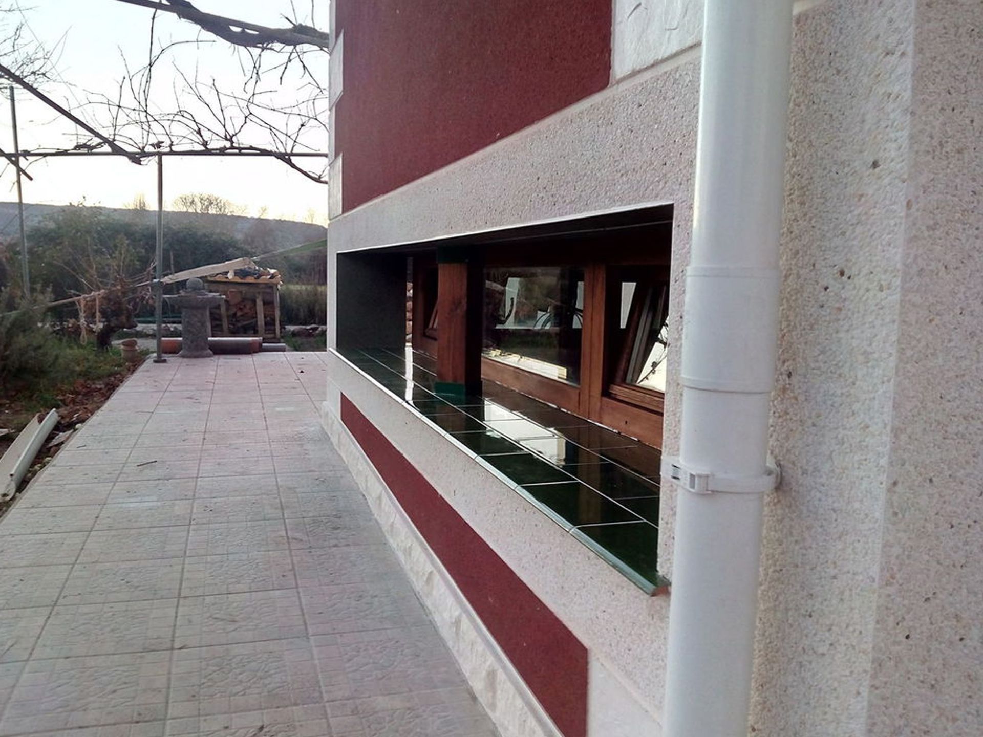 Un edificio con un desagüe en el costado