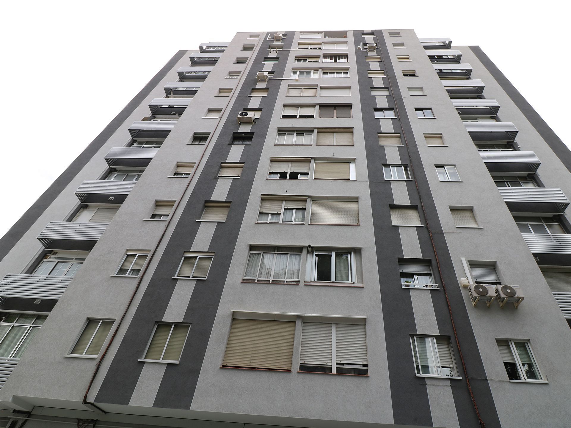 Mirando hacia arriba a un edificio alto con muchas ventanas