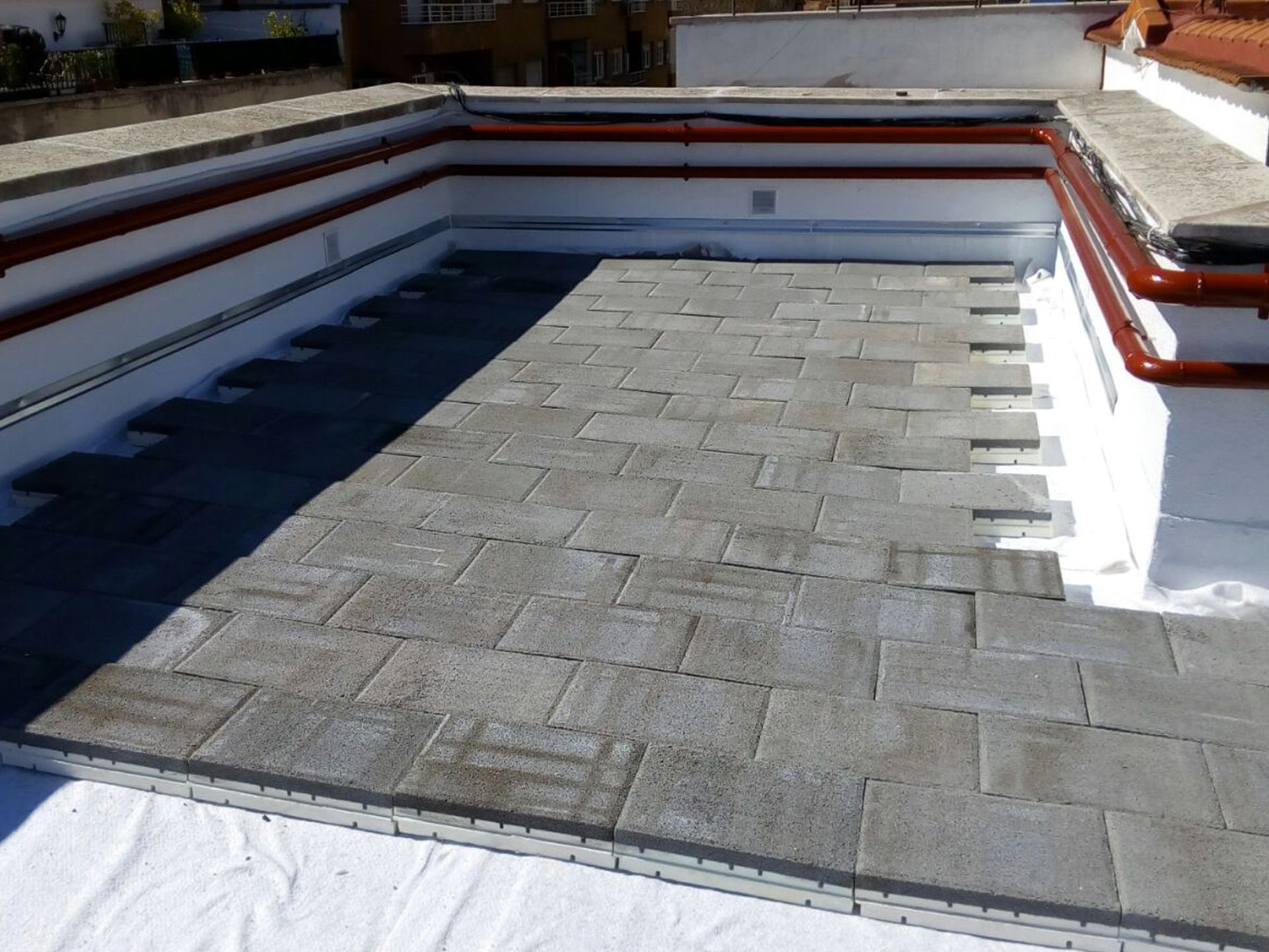 Una pasarela de ladrillos en el costado de un edificio