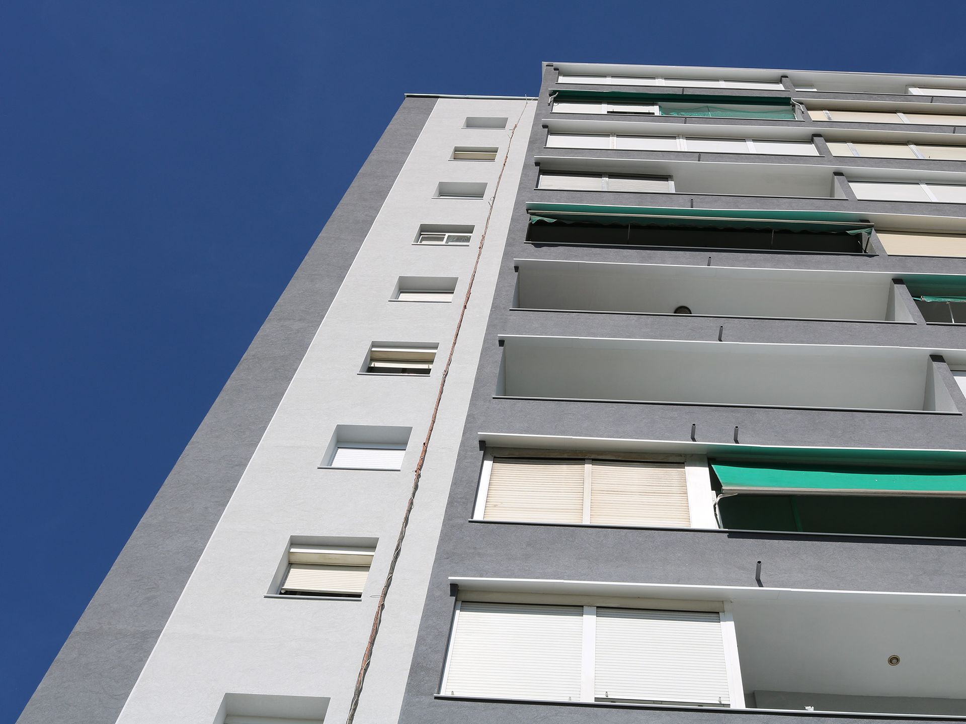 Un edificio alto con un cielo azul al fondo.