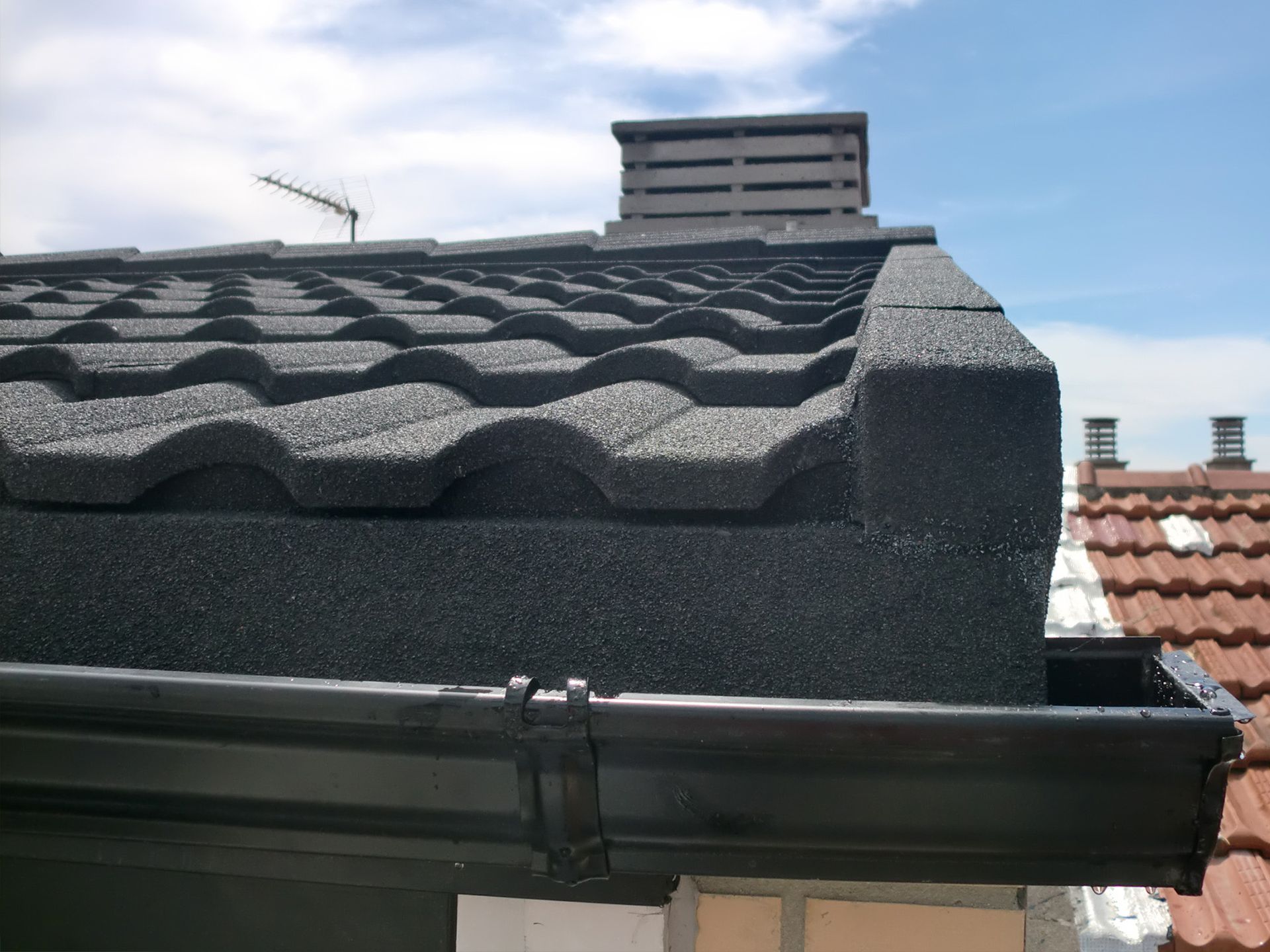 Un techo con una chimenea encima