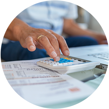 Una persona está usando una calculadora con un anillo en el dedo.