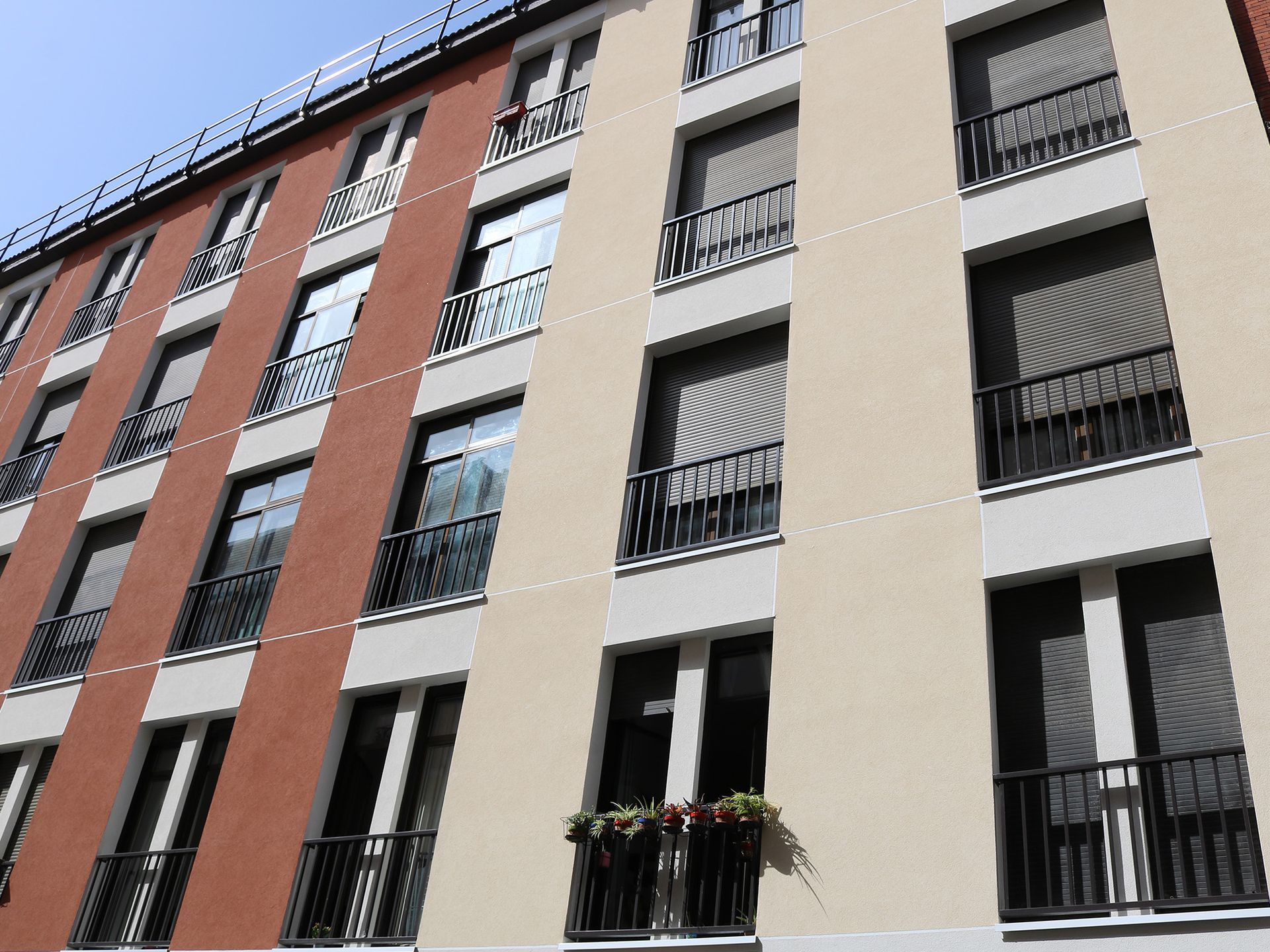 Un edificio con muchas ventanas y balcones