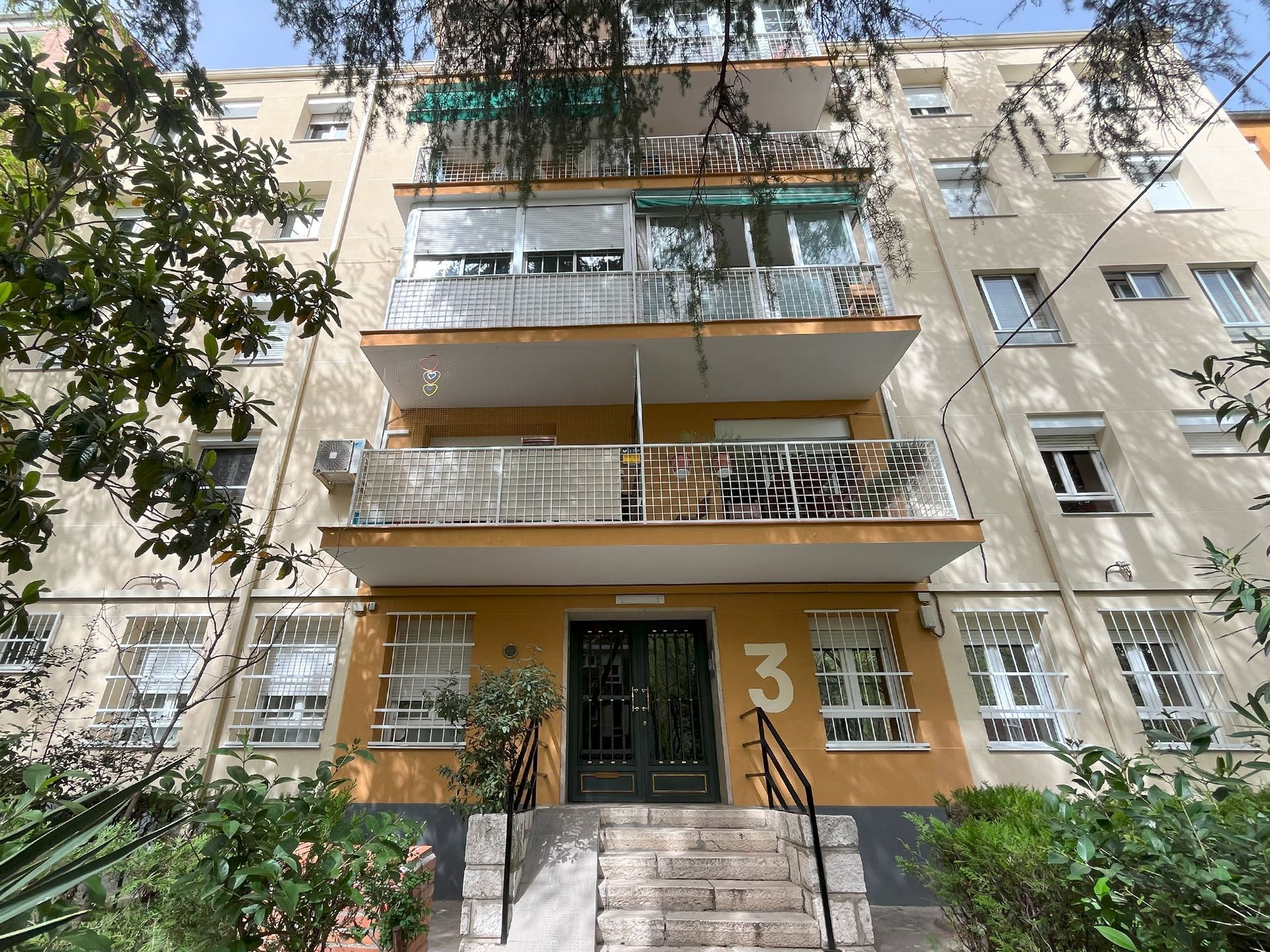Un edificio con el número 3 en el frente.