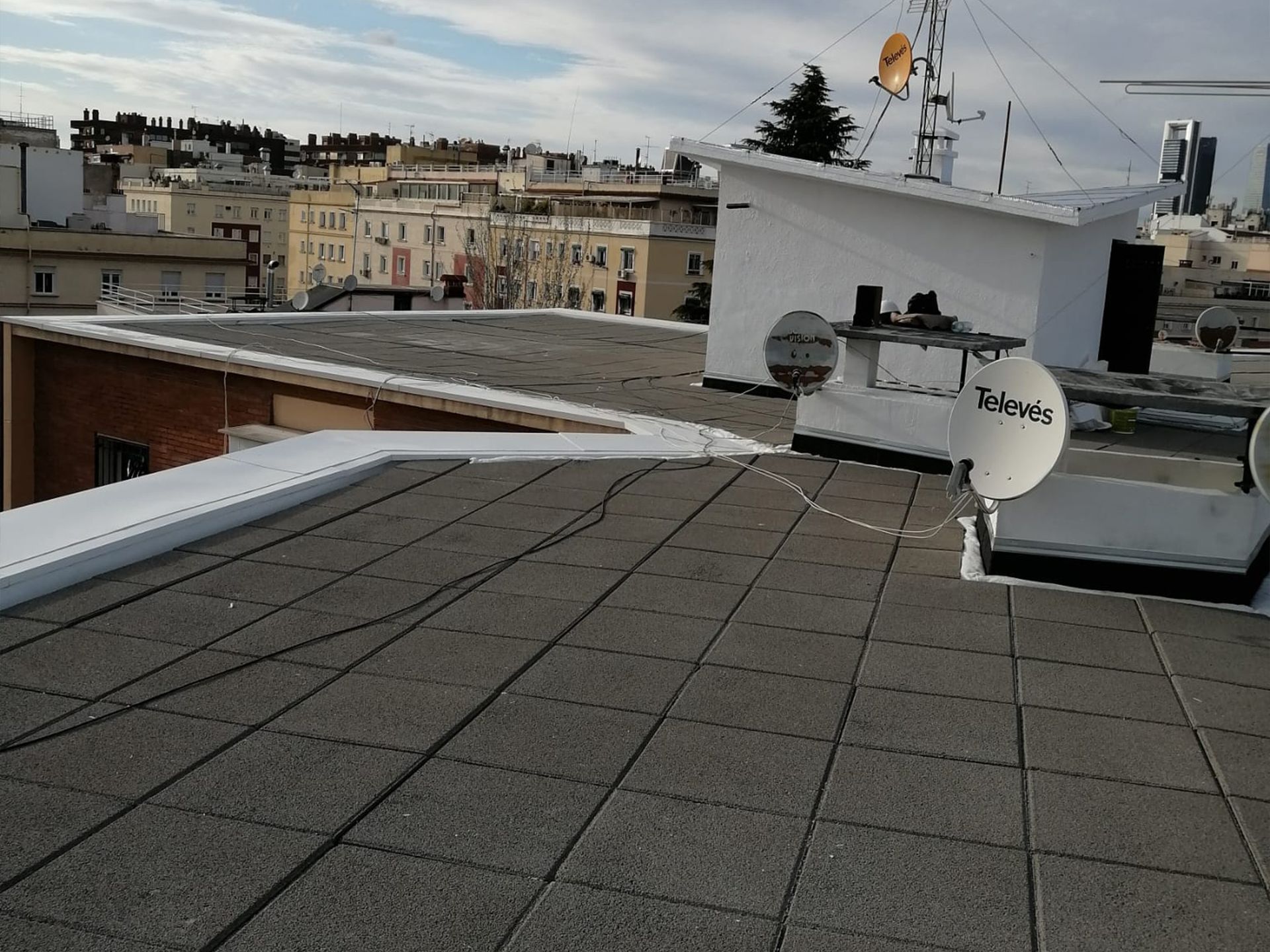 Una antena parabólica en el tejado de un edificio