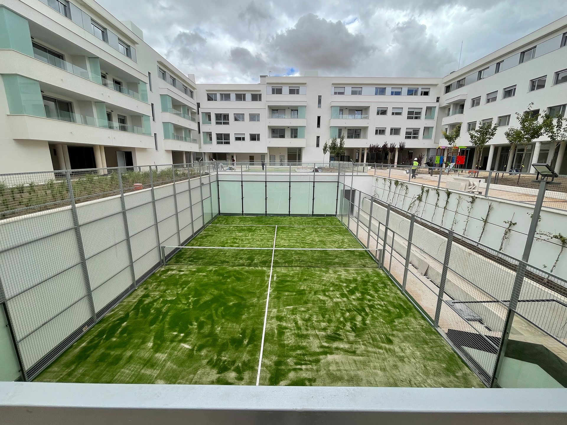 Hay un campo de fútbol en el medio de un edificio.