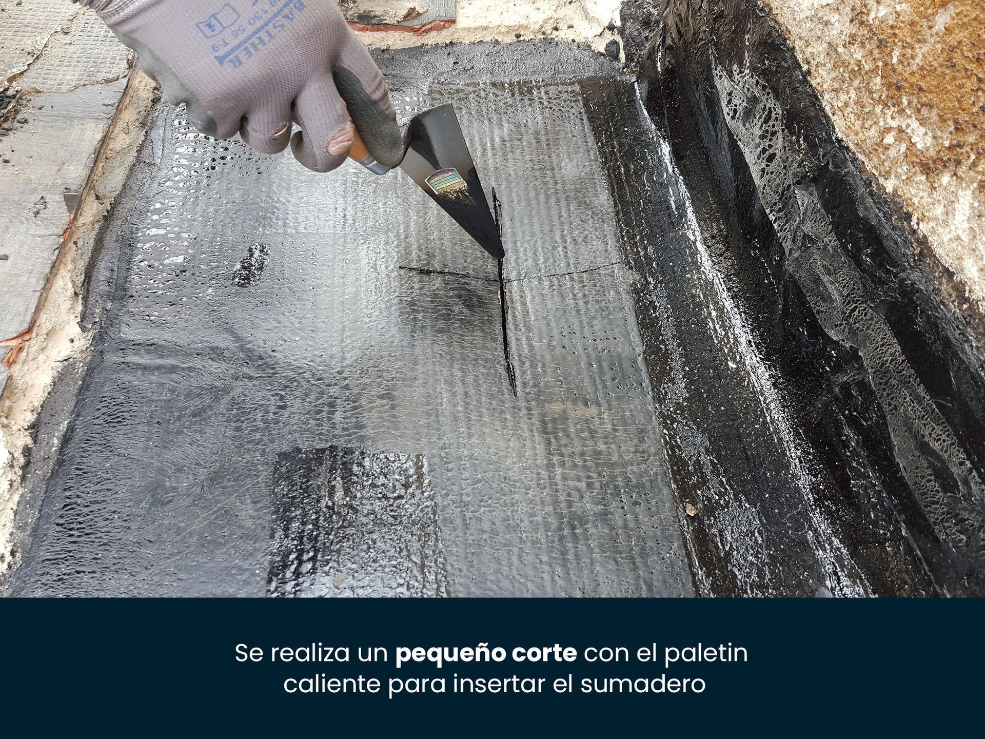 Una persona está cortando un trozo de madera con una espátula.