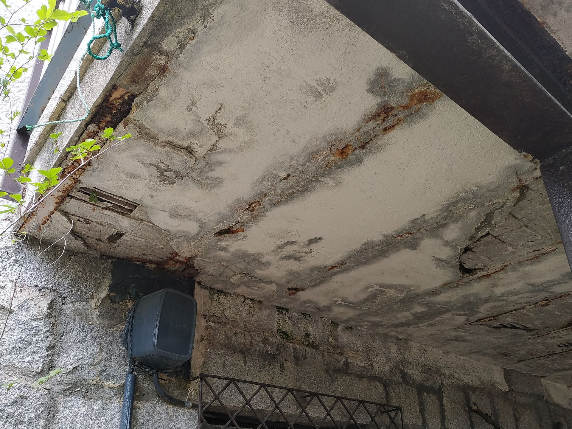 Un primer plano de un techo de hormigón de un edificio.